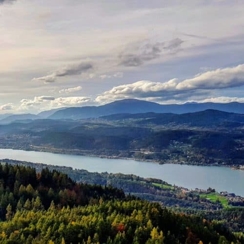 Sehenswürdigkeiten Wörthersee im Herbst: Aussichtsturm Pyramidenkogel mit Panoramablick Richtung Velden, Gerlitzen & Dobratsch