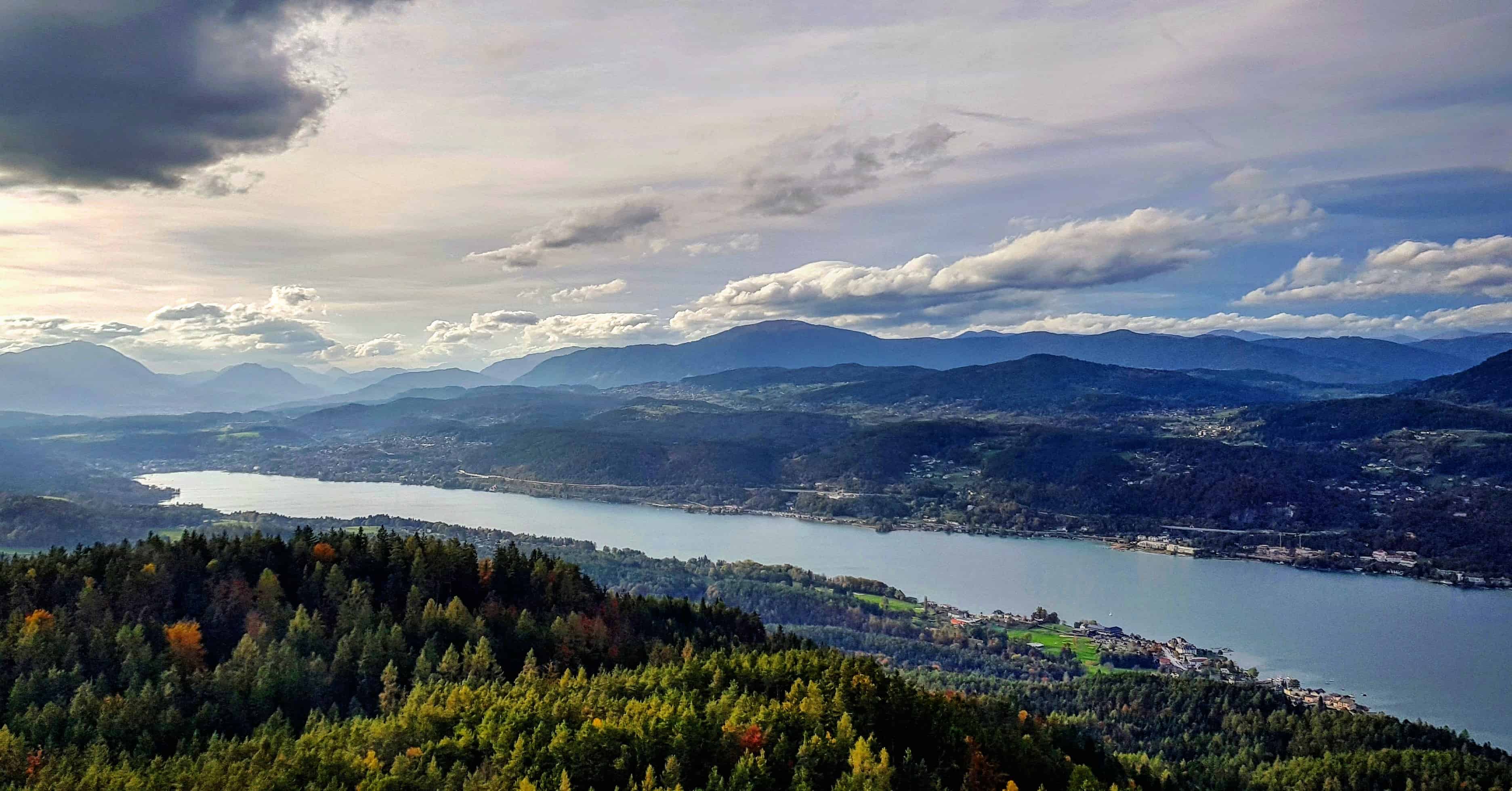 Sehenswürdigkeiten Wörthersee im Herbst: Aussichtsturm Pyramidenkogel mit Panoramablick Richtung Velden, Gerlitzen & Dobratsch