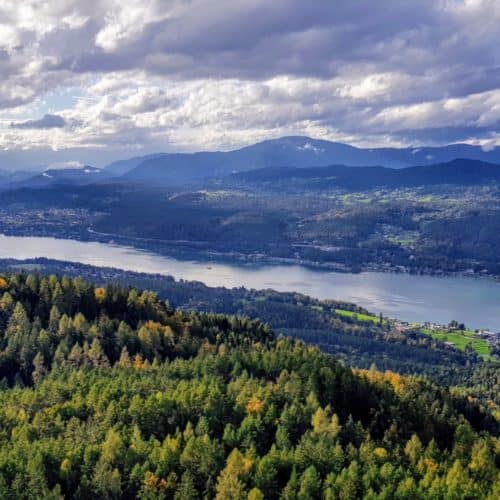 Blick auf Velden am Wörthersee mit Dobratsch, Gerlitzen Alpe & Nockberge bei Ausflug auf Pyramidenkogel. Sehenswürdigkeit in Österreich