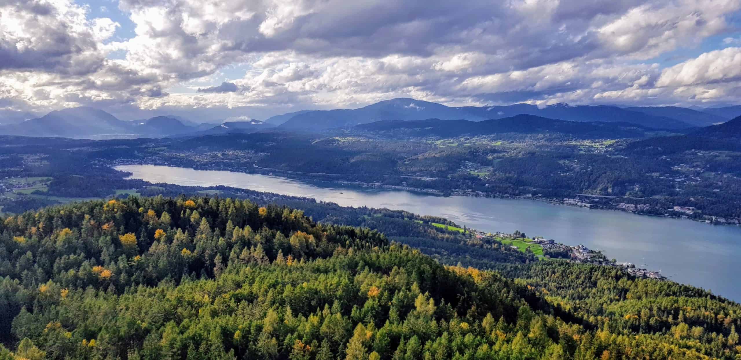 Blick auf Velden am Wörthersee mit Dobratsch, Gerlitzen Alpe & Nockberge bei Ausflug auf Pyramidenkogel. Sehenswürdigkeit in Österreich