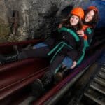 TOP-10 Ausflugsziele in Kärnten: Schaubergwerke Terra Mystica Montana - Mutter mit Kind auf Bergmannsrutsche