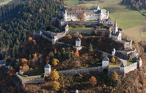Tagesausflugsziel Burg Hochosterwitz in Kärnten, Österreich. Luftbild der schönen Burganlage in Österreich