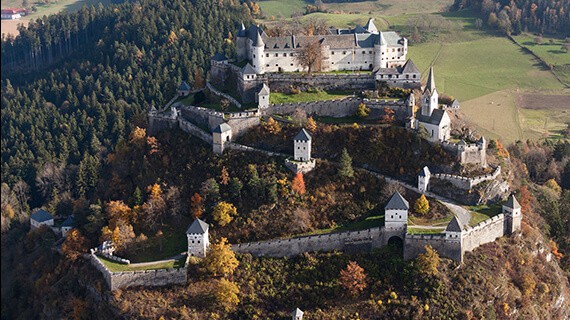 Tagesausflugsziel Burg Hochosterwitz in Kärnten, Österreich. Luftbild der schönen Burganlage in Österreich