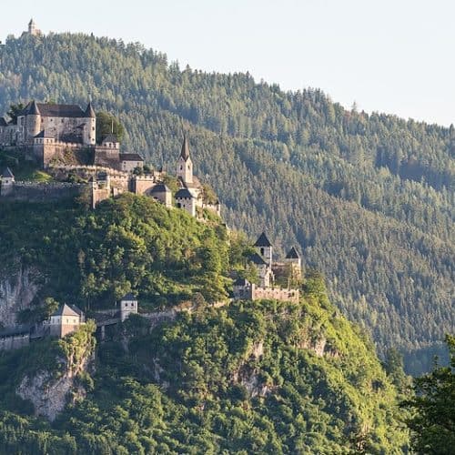 Ausflugstipp in Kärnten - Besuch der Burg Hochosterwitz in der Ferienregion Mittelkärnten, Österreich. Am Bild: Burganlage