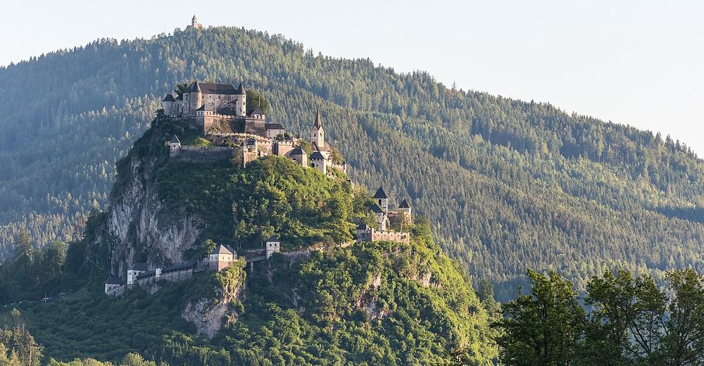 Ausflugstipp in Kärnten - Besuch der Burg Hochosterwitz in der Ferienregion Mittelkärnten, Österreich. Am Bild: Burganlage