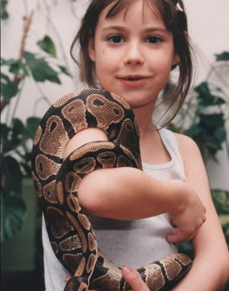 Kind mit Schlange bei Familienausflug in Kärnten Klagenfurt - Reptilienzoo Happ