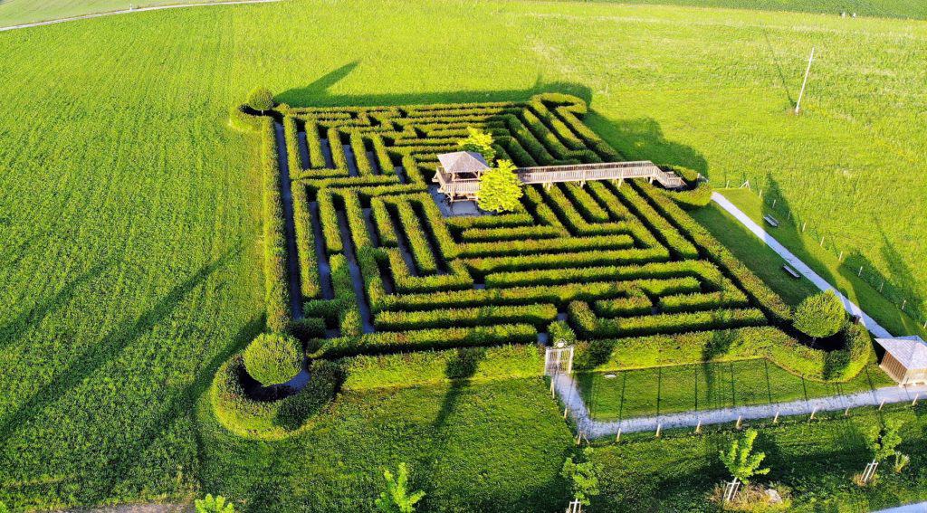 Labyrinth für Familienausflug im Tierpark Rosegg Kärnten