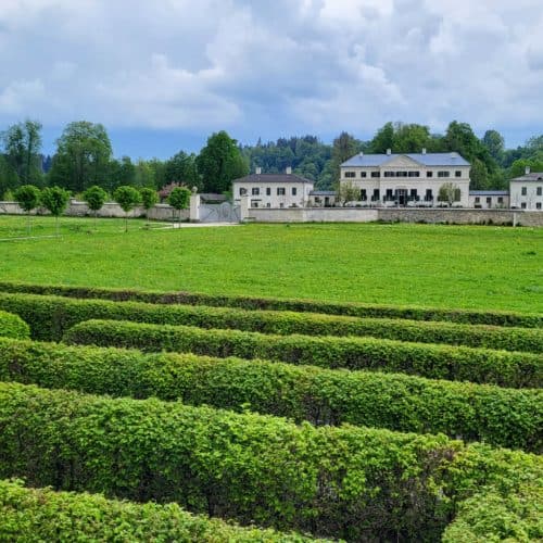 Labyrinth und Schloss Rosegg bei Tierpark in Kärnten Nähe Wörthersee