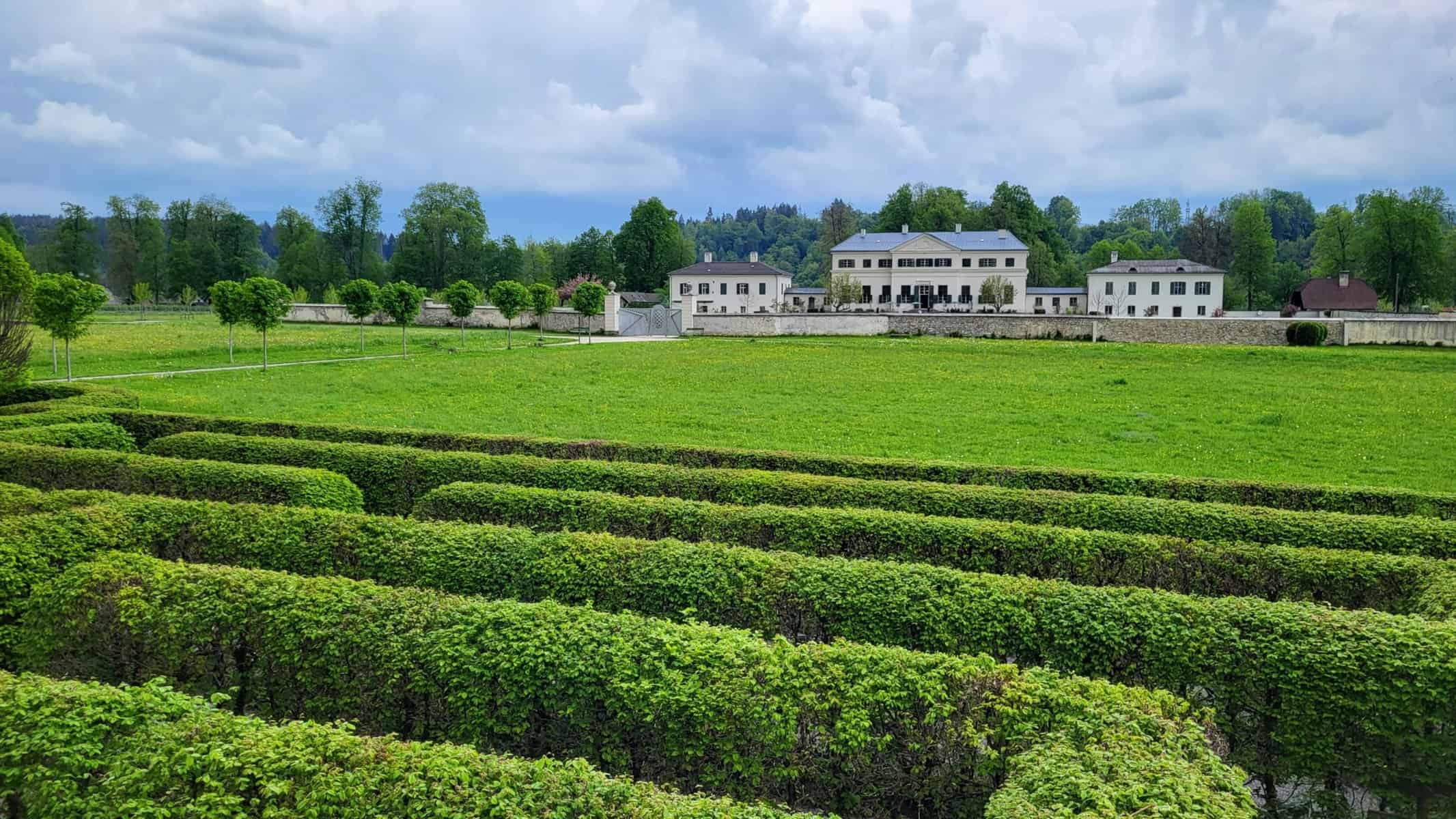 Labyrinth und Schloss Rosegg bei Tierpark in Kärnten Nähe Wörthersee