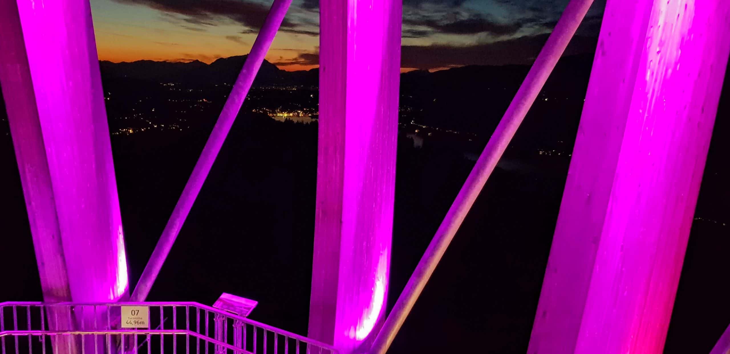 Abendliche Aussicht am Pyramidenkogel - Blick Richtung Velden am Wörthersee in Kärnten, Österreich