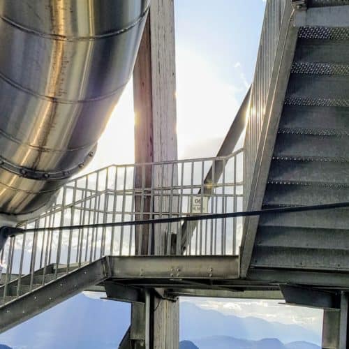 Aufgang Treppe Pyramidenkogel. Holzkonstruktion im Inneren des Ausflugsziels mit Blick auf Kärnten. Sehenswürdigkeit in Österreich.