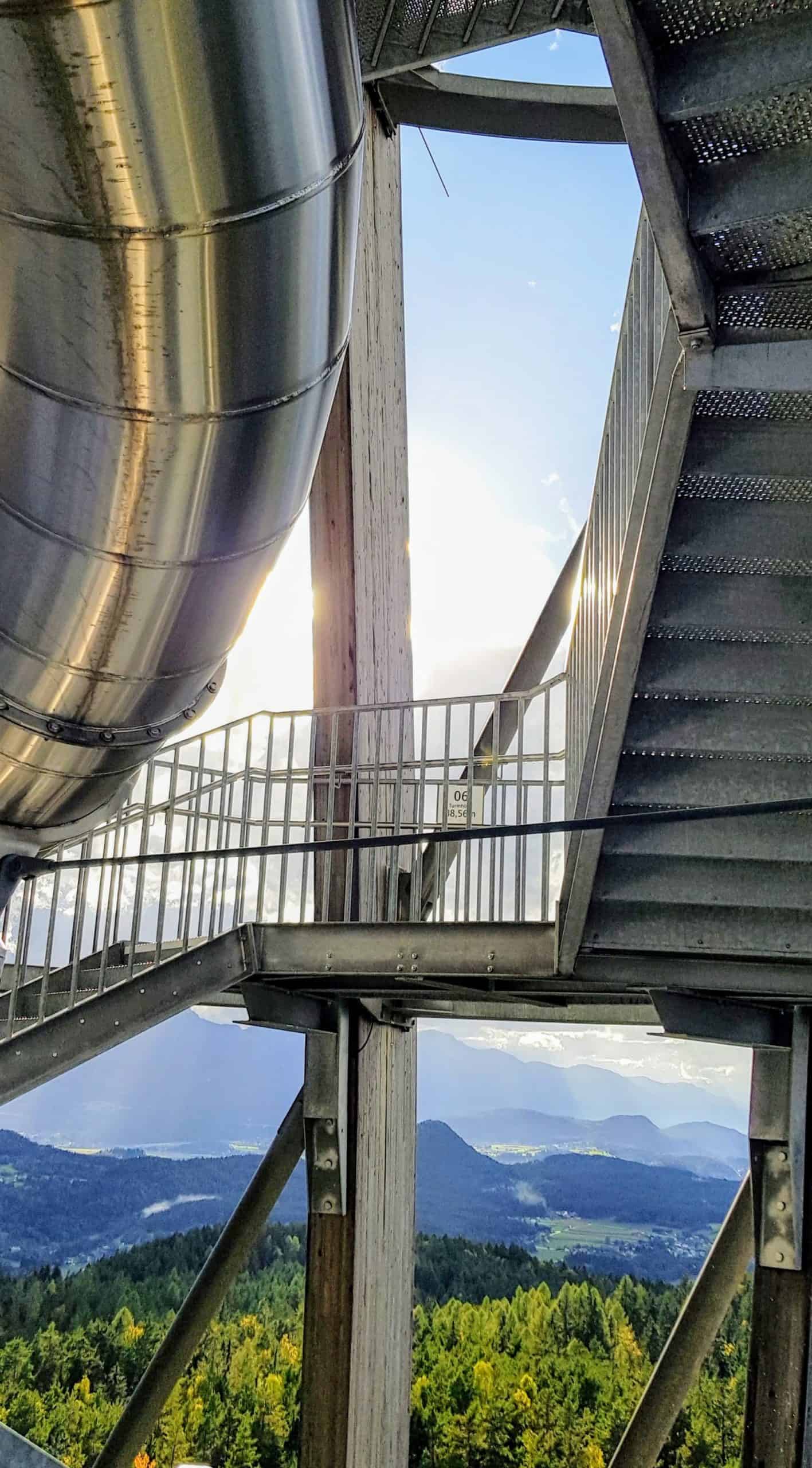 Aufgang Treppe Pyramidenkogel. Holzkonstruktion im Inneren des Ausflugsziels mit Blick auf Kärnten. Sehenswürdigkeit in Österreich.