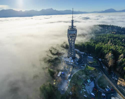 Pyramidenkogel über Nebel mit Karawanken und Julische Alpen. Ausflugsziel in Kärnten