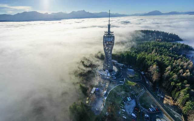 Pyramidenkogel über Nebel mit Karawanken und Julische Alpen. Ausflugsziel in Kärnten