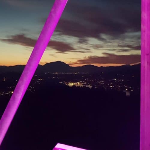 Pyramidenkogel am Abend mit Sonnenuntergang und Beleuchtung