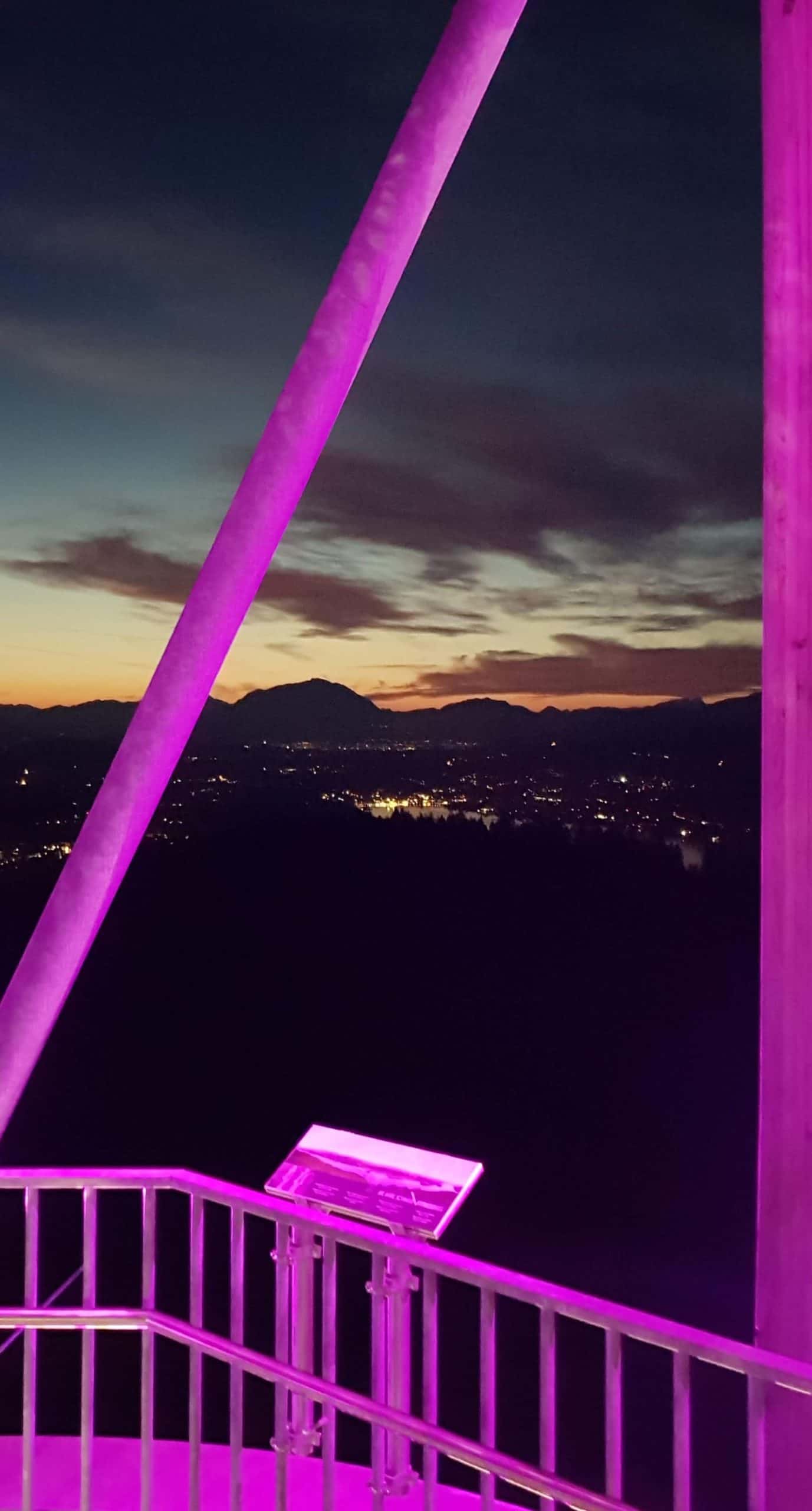 Pyramidenkogel am Abend mit Sonnenuntergang und Beleuchtung