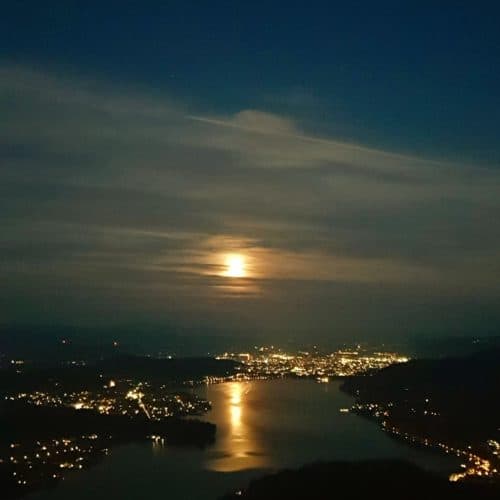 Aussicht Pyramidenkogel auf Vollmond über Klagenfurt am Wörthersee