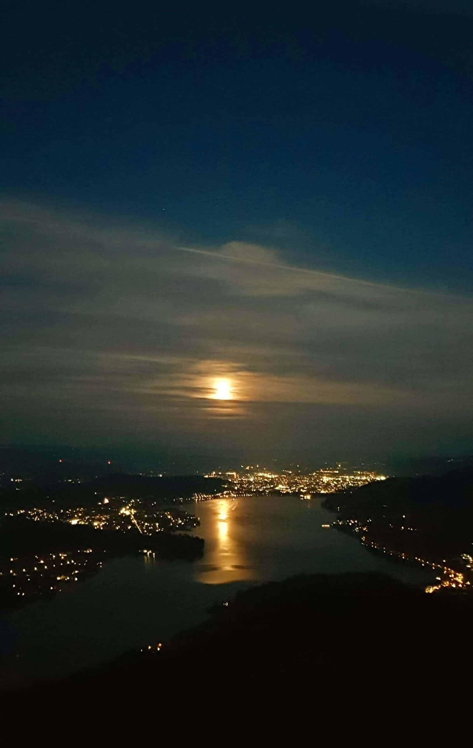 Aussicht Pyramidenkogel auf Vollmond über Klagenfurt am Wörthersee