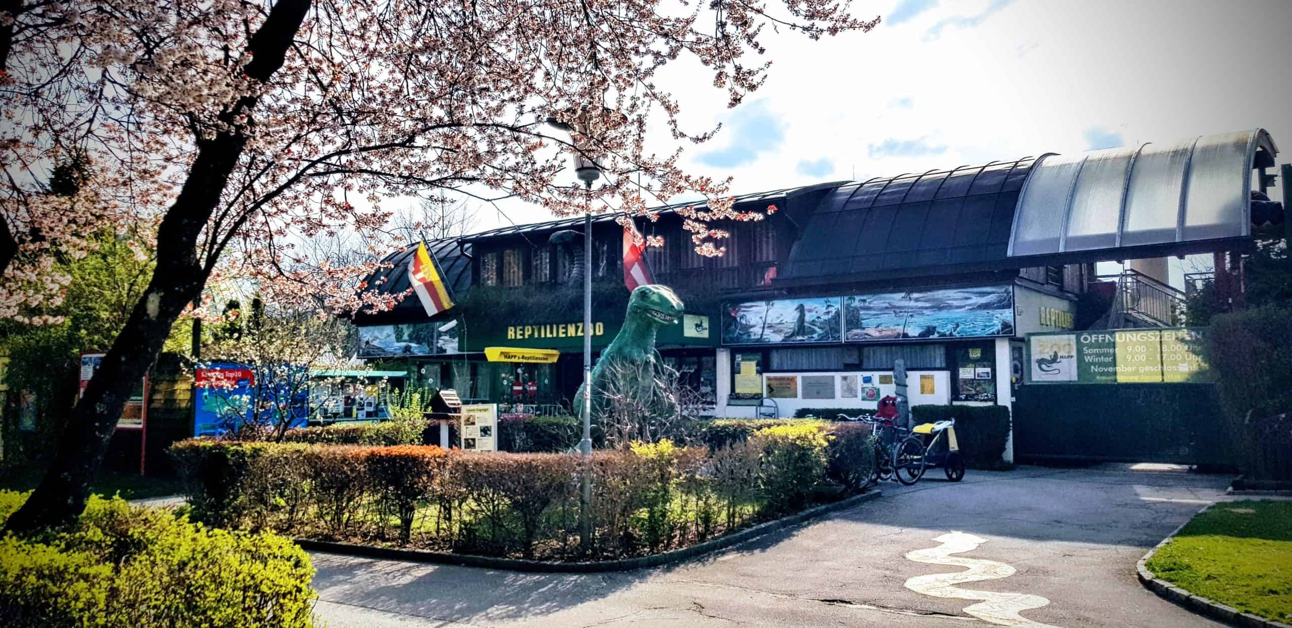 Ausflugsziel Reptilienzoo Happ in Klagenfurt am Wörthersee mit Dinosaurierpark und Schlangenvorführungen