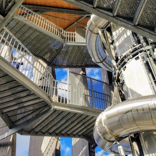 Erlebnisrutsche, Aufzug & Treppe im Inneren des Pyramidenkogels in Kärnten - Sehenswürdigkeit in Österreich.