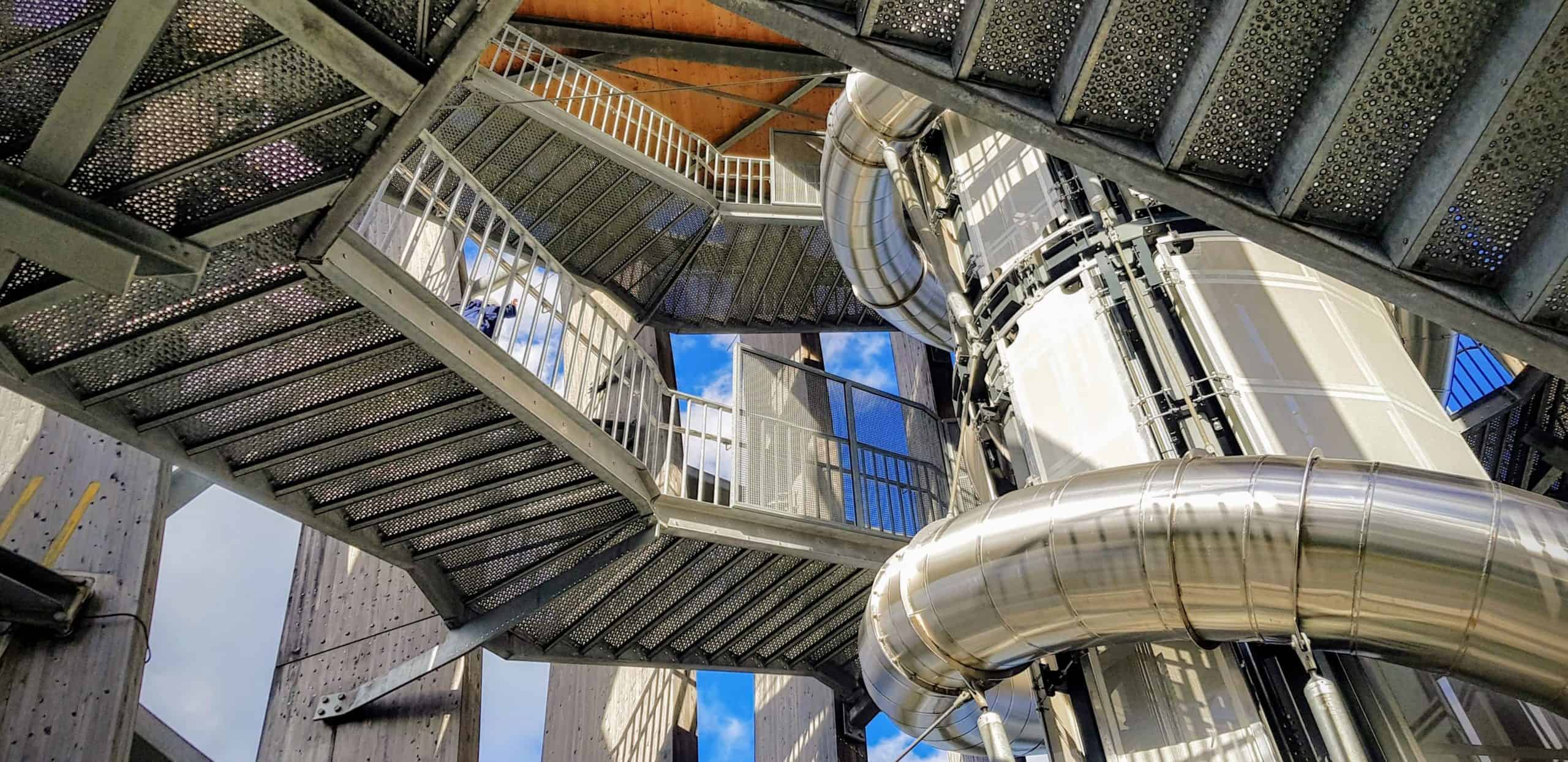 Erlebnisrutsche, Aufzug & Treppe im Inneren des Pyramidenkogels in Kärnten - Sehenswürdigkeit in Österreich.
