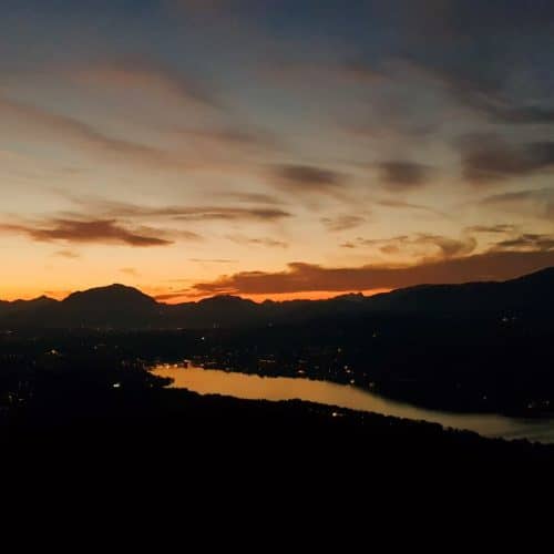 Sonnenuntergang über Velden am Wörthersee bei Abend-Ausflug auf Pyramidenkogel