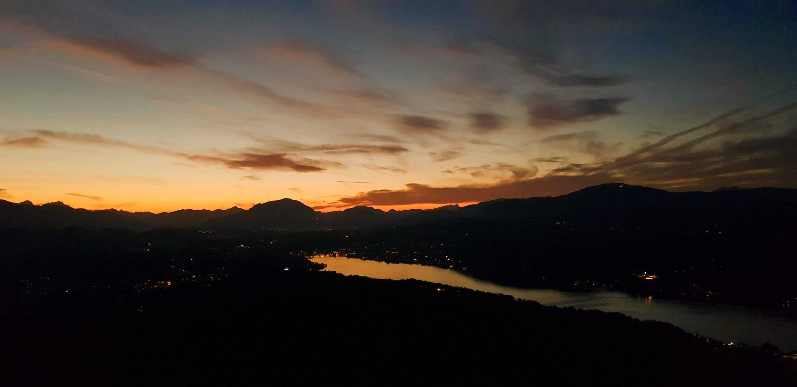 Sonnenuntergang über Velden am Wörthersee bei Abend-Ausflug auf Pyramidenkogel