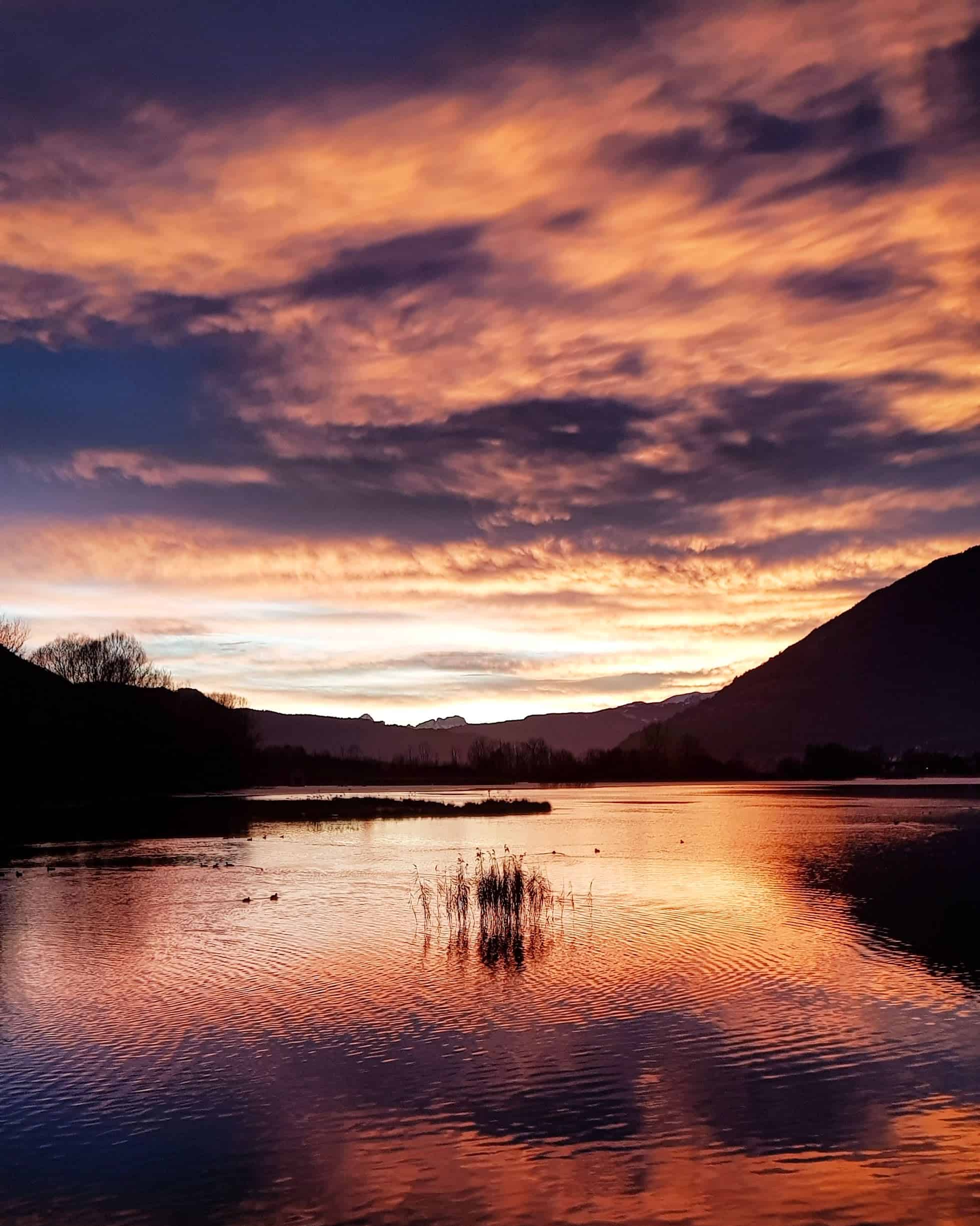 Ausflugsziele Winter Kärnten - das Bleistätter Moor in der Region Villach - Ossiacher See. Schöne Wanderung mit Sonnenuntergang.