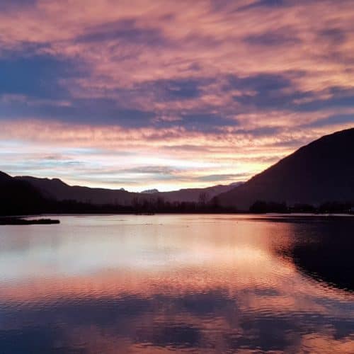 Sonnenuntergang am Ossiacher See im Winter mit Blick auf das Bleistätter Moor, den Dobratsch und die Gerlitzen Alpe.