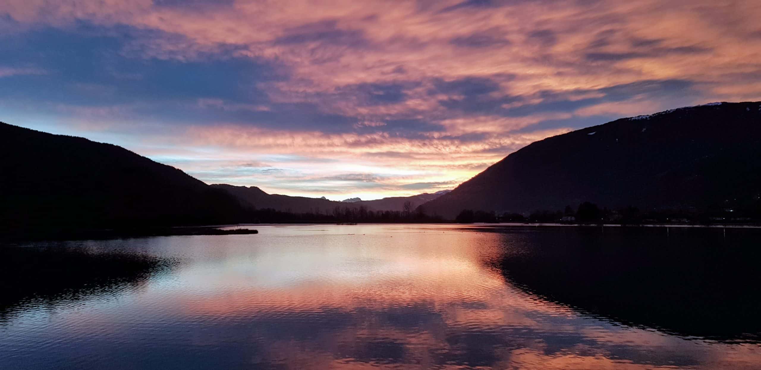 Sonnenuntergang am Ossiacher See im Winter mit Blick auf das Bleistätter Moor, den Dobratsch und die Gerlitzen Alpe.