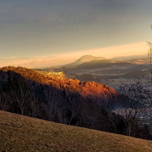 Winterwandern Region Villach - Faaker See - Ossiacher See mit Sonnenuntergang und Blick auf Feldkirchen in Kärnten