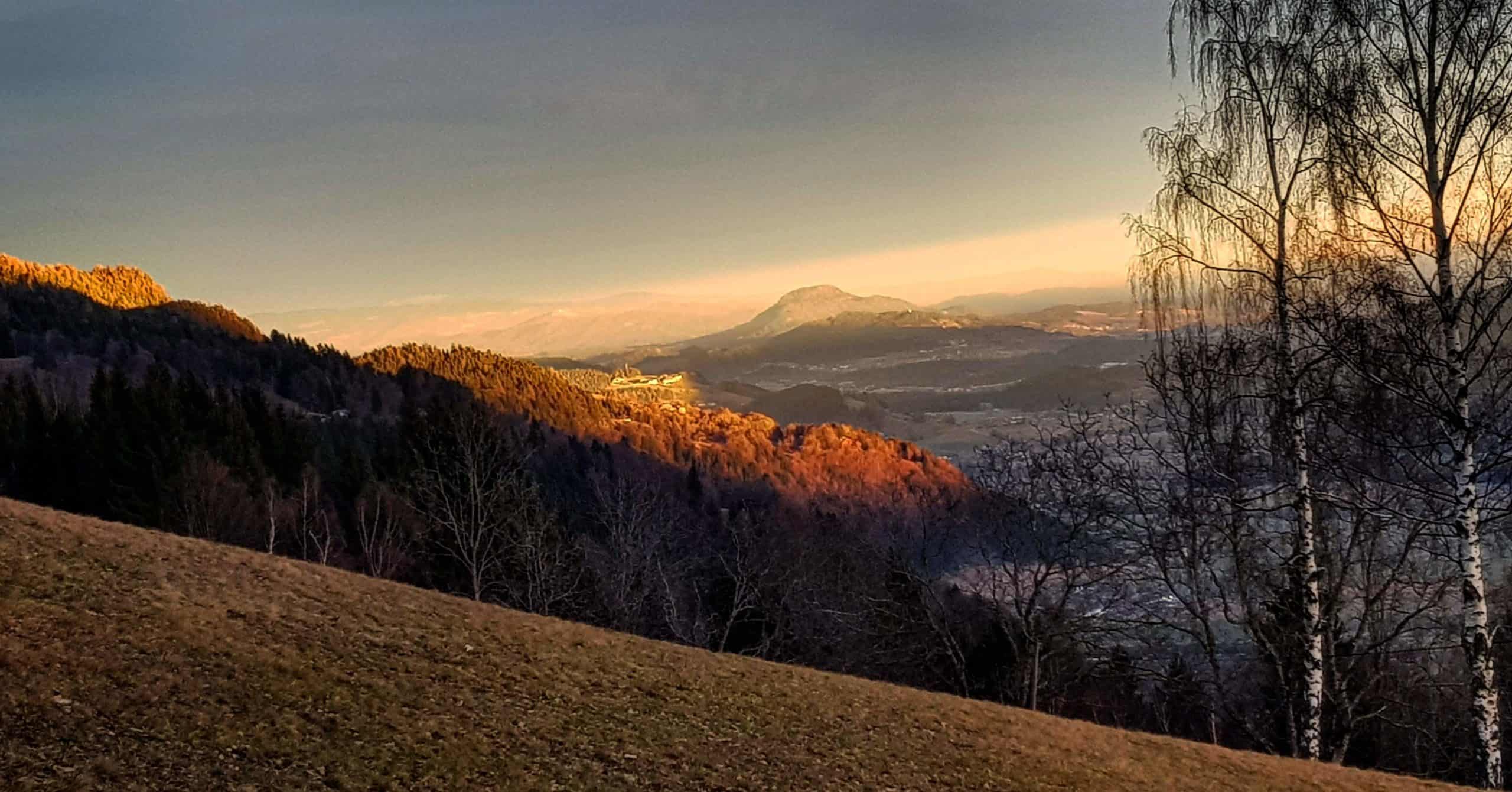 Winterwandern Region Villach - Faaker See - Ossiacher See mit Sonnenuntergang und Blick auf Feldkirchen in Kärnten