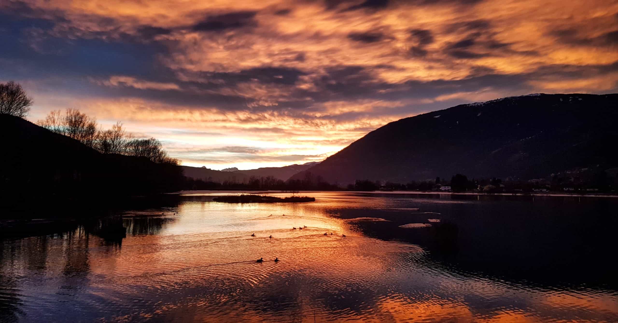 Abendstimmung mit Wolkenhimmel am Ossiacher See in der Region Villach mit Blick auf Gerlitzen, Dobratsch und Bleistätter Moor.