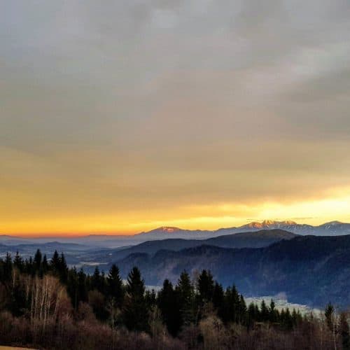 Winter wandern Ossiachberg mit Blick Richtung Feldkirchen, Karawanken und Ossiacher Tauern