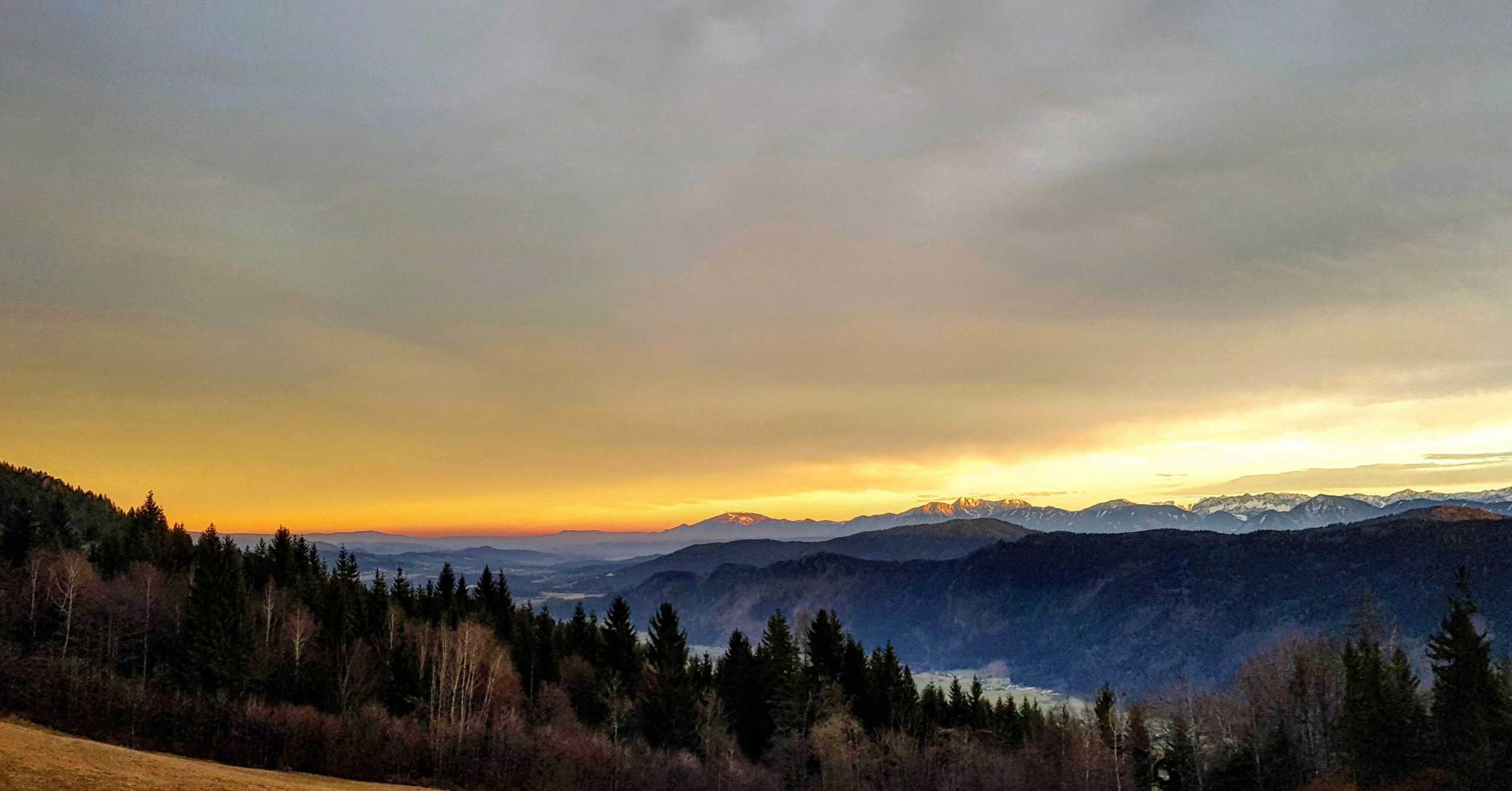 Winter wandern Ossiachberg mit Blick Richtung Feldkirchen, Karawanken und Ossiacher Tauern