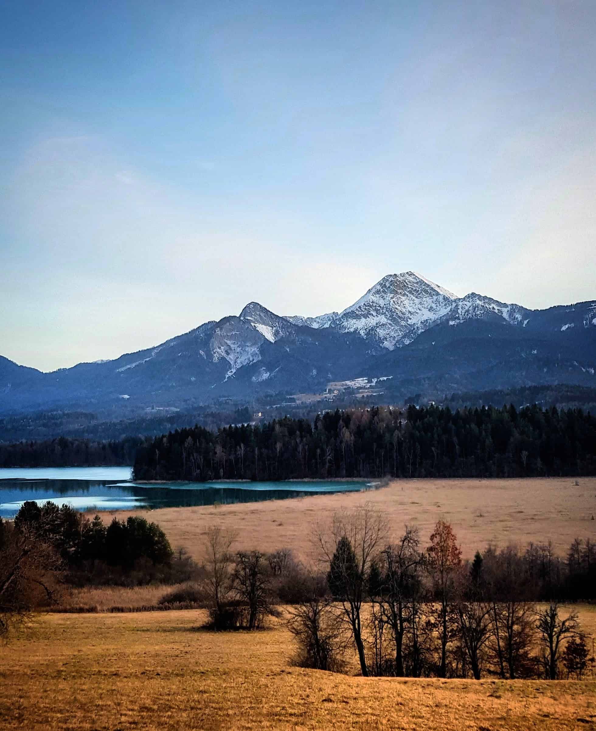 Winter in Kärnten in der Region Villach mit Blick auf Faaker See, Mittagskogel und Karawanken. Radtour um den See.