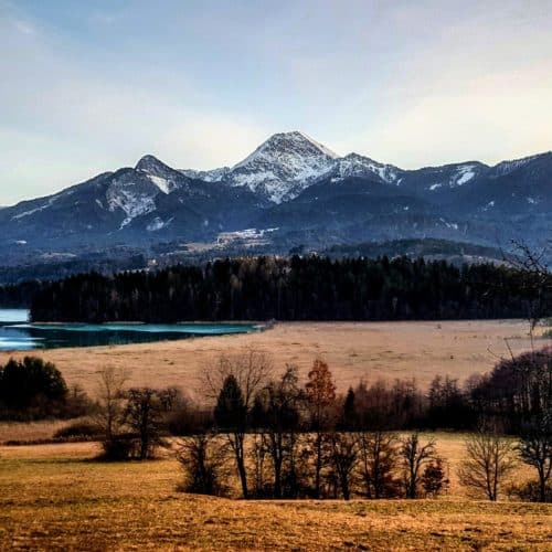 Mit Rad oder Bike auch im Winter rund um den Faaker See in Kärnten - Rastplatz mit Blick auf Karawanken