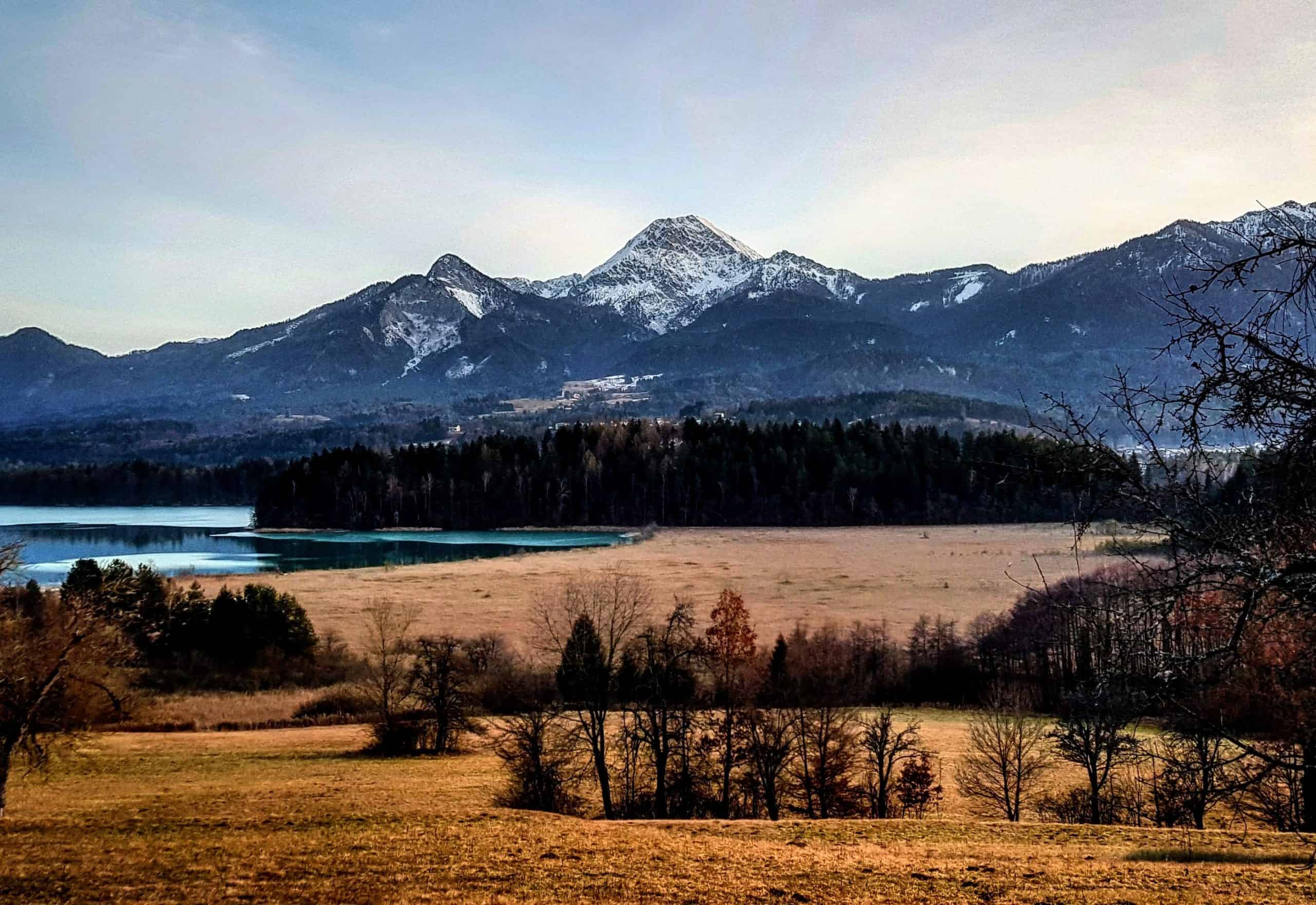 Mit Rad oder Bike auch im Winter rund um den Faaker See in Kärnten - Rastplatz mit Blick auf Karawanken