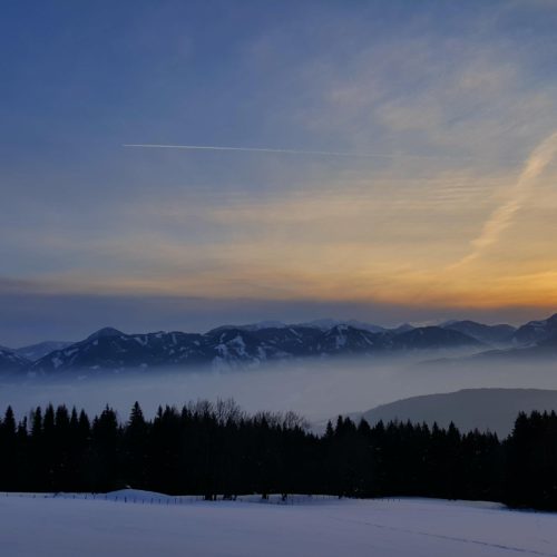 Winterlandschaft mit Sonnenuntergang in der Urlaubsregion Millstätter See in Kärnten - Winterwandern, Schneeschuhwandern