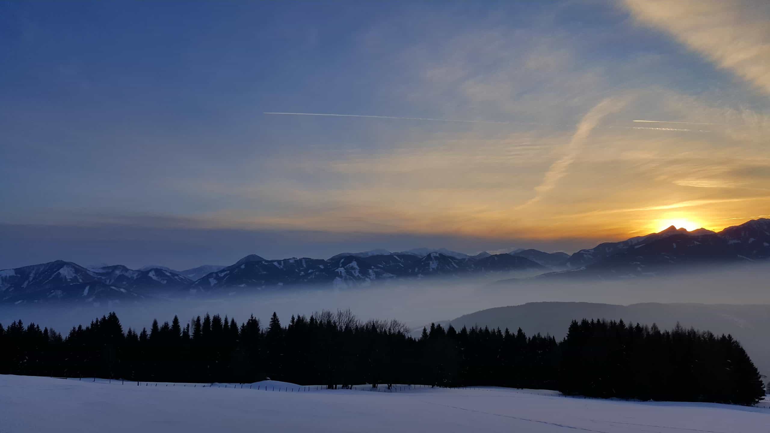 Winterlandschaft mit Sonnenuntergang in der Urlaubsregion Millstätter See in Kärnten - Winterwandern, Schneeschuhwandern