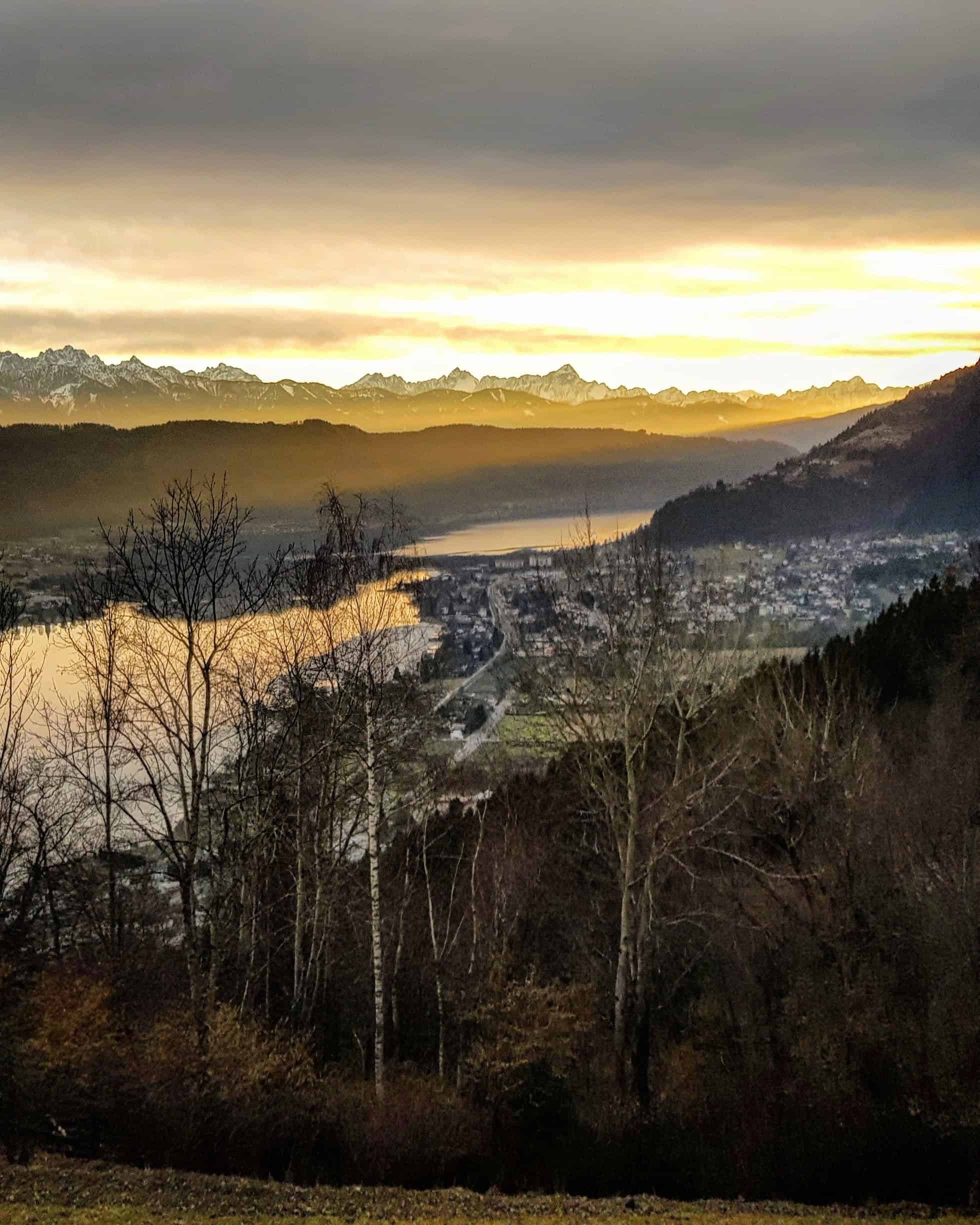 Winter wandern Region Villach über Ossiacher See mit Blick auf Bodensdorf & Steindorf in Kärnten