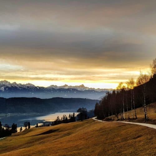 Wanderung im Winter am Ossiachberg am Ossiacher See in Villach Kärnten im Jänner ohne Schnee