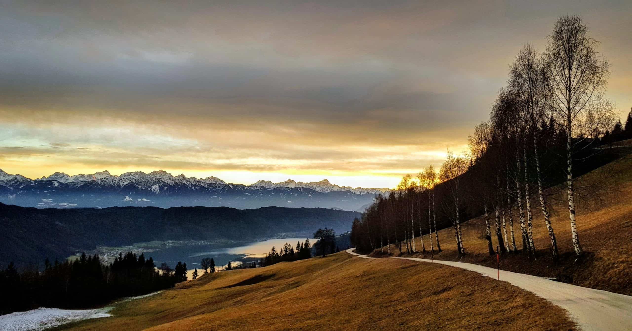 Wanderung im Winter am Ossiachberg am Ossiacher See in Villach Kärnten im Jänner ohne Schnee