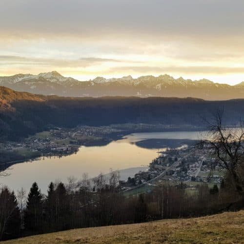 Wanderung Winter Ossiachberg in der Region Villach in Kärnten - Blick auf Julische Alpen und Ossiacher See