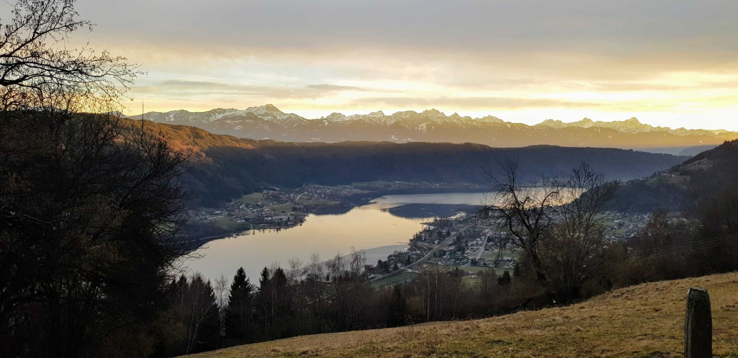 Wanderung Winter Ossiachberg in der Region Villach in Kärnten - Blick auf Julische Alpen und Ossiacher See