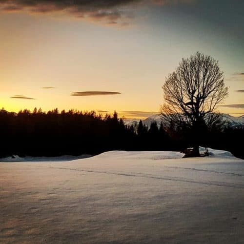 Winterwandern bei Sonnenuntergang in der Region Millstätter See - Urlaubsregion in Kärnten, Österreich.