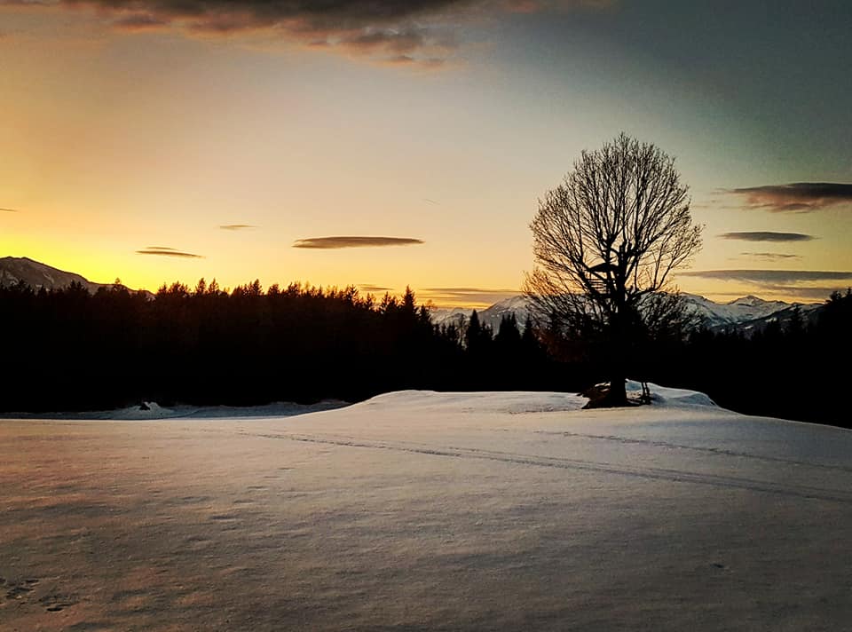 Winterwandern bei Sonnenuntergang in der Region Millstätter See - Urlaubsregion in Kärnten, Österreich.