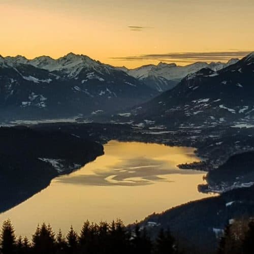 Sonnenuntergang am Millstätter See mit Bergpanorama und Winterlandschaft - Urlaubsregion in Österreich, Kärnten