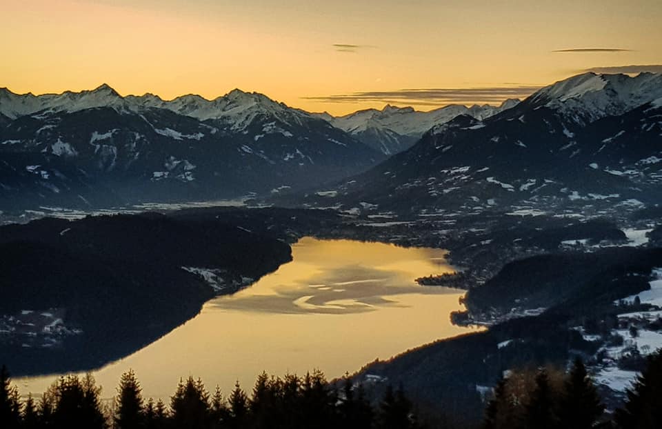 Sonnenuntergang am Millstätter See mit Bergpanorama und Winterlandschaft - Urlaubsregion in Österreich, Kärnten