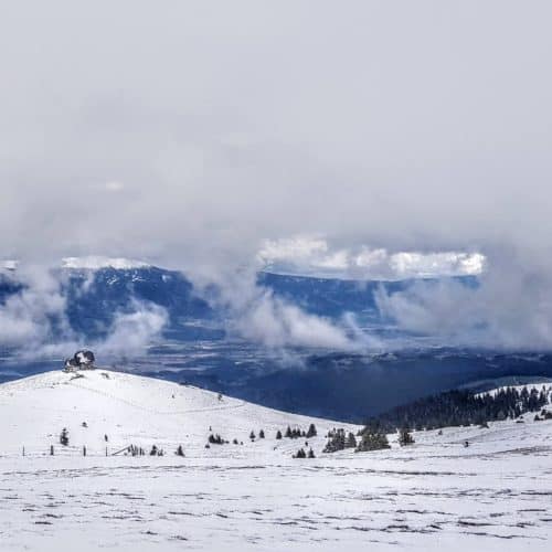 Winter Wanderung auf Saualm mit Wolfsberger Hütte und Blick auf Wolfsberg in der Urlaubsregion Lavanttal in Österreich